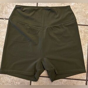 Buffbunny Grounded Dark Olive Rosa shorts